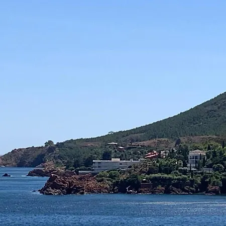 Grand Terrasse Vue Pieds Dans L'eau Piscine
