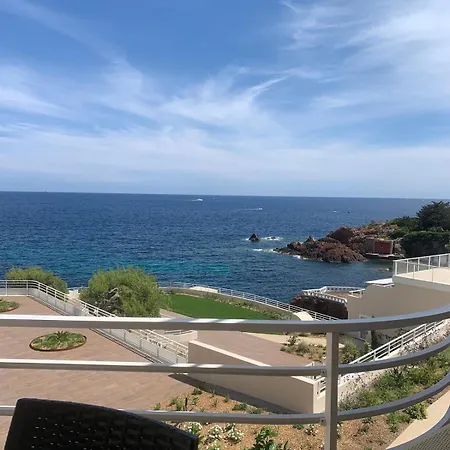 Grand Terrasse Vue Pieds Dans L'eau Piscine Apartmán *