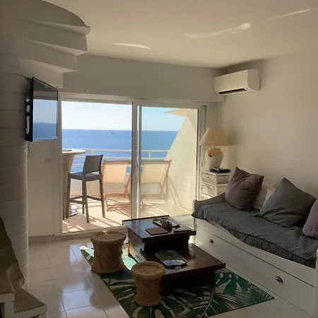 Grand Terrasse Vue Pieds Dans L'eau Piscine